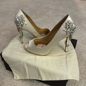 Badgley Mischka Ivory Satin Peep Toe pumps